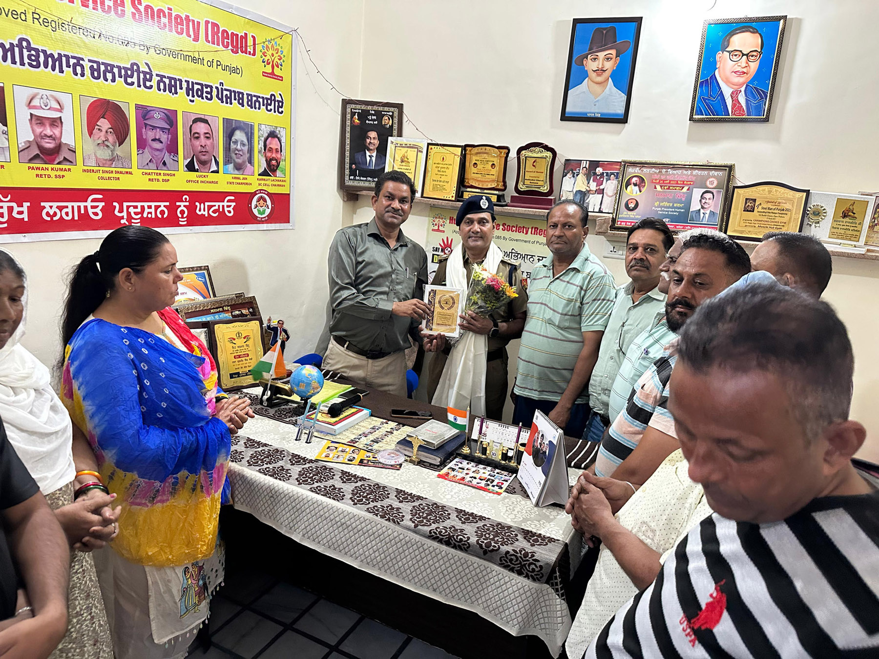मानव सेवा सोसायटी के मुख्यालय में डीएसपी जसविंदर सिंह ढींडसा को सम्मान चिह्न देकर सम्मानित किया गया।